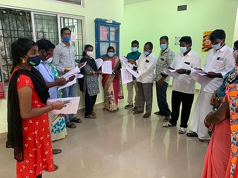 கொள்ளிடம் ஒன்றிய அலுவலகத்தில் வாக்காளா் பட்டியலை வெளியிட்ட ஒன்றிய ஆணையா் மீனா.