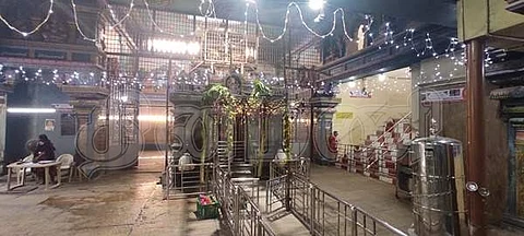 விநாயகர் சதுர்த்தியையொட்டி பக்தர்கள் இன்றி வெறிச்சோடி காணப்படும் திருச்சி மலைக்கோட்டை மாணிக்க விநாயகர் சன்னதி.