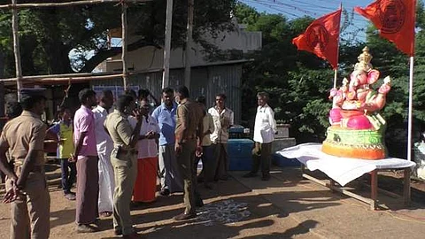 மணப்பாறை கொட்டப்பட்டியில் தடை மீறி பிரதிஷ்டை செய்யப்பட்ட 5 அடி உயர செல்வ விநாயகர் சிலை.