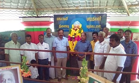 மன்னார்குடி அடுத்த மேல நாகை மகாகவி பாரதியார் நினைவு மண்டபத்தில் உள்ள பாரதியார் சிலைக்கு மாலை அணிவிக்கு பல்வேறு அமைப்புகளை சேர்ந்தவர்கள்.