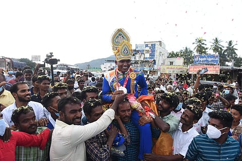 பதக்க நாயகன் மாரியப்பனுக்கு சொந்த கிராமத்தில் உற்சாக வரவேற்பு