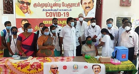 கரோனா தடுப்பூசி முகாமை தொடங்கி வைத்த கும்மிடிப்பூண்டி எம்எல்ஏ டி.ஜெ.கோவிந்தராஜன்.