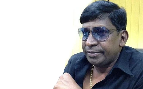 மதுரையில் நடராஜன் – வைத்தீஸ்வரி ஆகியோருக்கு மகனாக 1960ல் மிகவும் எளிமையான குடும்பத்தில் பிறந்தார்.