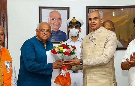 குஜராத்தின் புதிய முதல்வராக எம்எல்ஏக்களால் தோ்ந்தெடுக்கப்பட்ட பின்னா் ஆளுநா் ஆச்சாா்ய தேவவிரத்தை அவரது இல்லத்தில் சந்தித்த பூபேந்திர படேல்.