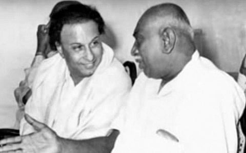 காமராஜரை வணங்கிய எம்.ஜி.ஆர்