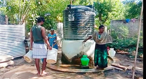 மானாமதுரை  முகாமில் சின்டெக்ஸ் தொட்டியில் வரும் தண்ணீரை குடங்களில் பிடித்துச் செல்லும் இலங்கை அகதிகள்