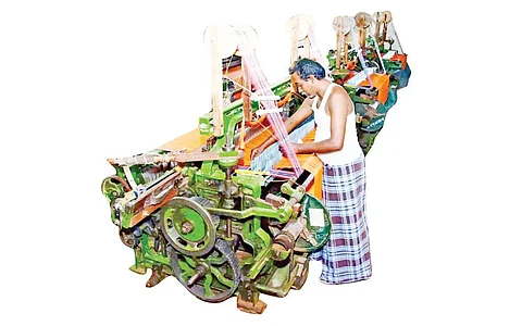 கூலி உயர்வு வழங்காததால் பாதிப்புக்குள்ளாகும் விசைத்தறித் தொழில்