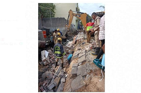 தூத்துக்குடி ஸ்மார்ட் சிட்டி திட்டப்பணியின்போது சரிந்த சுற்றுச்சுவர்.