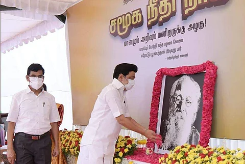 சென்னை தலைமைச் செயலகத்தில் பெரியாரின் திருவுருவப் படத்திற்கு மலர் தூவி மரியாதை செலுத்திய முதல்வர்.