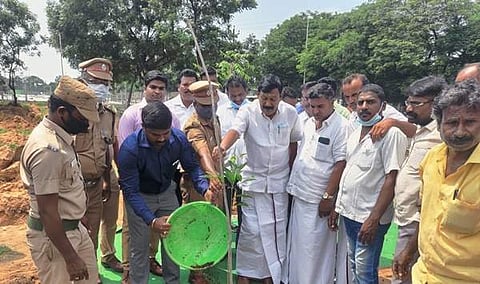 கும்மிடிப்பூண்டி சிப்காட் தொழிற்பேட்டையில் 1550 மரக்கன்றுகள் நடும் நிகழ்விற்கு தலைமை தாங்கி மரக்கன்றுகளை நடும் பணியை தொடங்கி வைத்த கும்மிடிப்பூண்டி சட்டப்பேரவை உறுப்பினர் டி.ஜெ.கோவிந்தராஜன்.