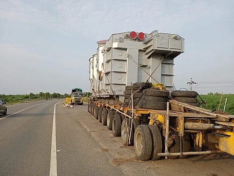 கந்தர்வகோட்டை அருகே தஞ்சாவூர்-புதுக்கோட்டை தேசிய நெடுஞ்சாலையில் பல டன் எடையுள்ள மின்சார டிரான்ஸ்பரத்தினை ஏற்றி நிற்கும் கனரக வாகனம்.