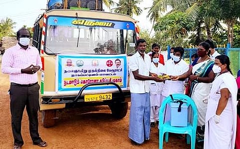 தலைஞாயிறு பேரூராட்சியில் தடுப்பூசி போட்டுக் கொள்ள  வெற்றிலைப் பாக்கு பழம் வைத்து விடுக்கப்படும் அழைப்பு