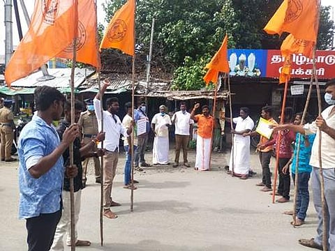 குன்னத்தூரில் நடைபெற்ற ஆர்ப்பாட்டத்தில் பங்கேற்ற இந்து முன்னணியினர்.