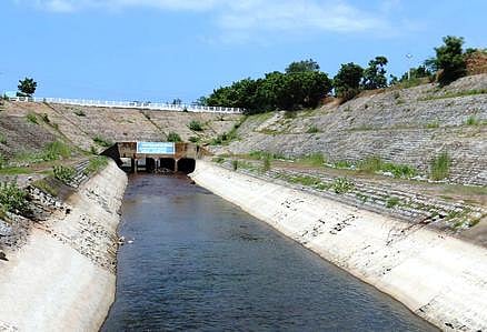 ஊத்துக்கோட்டை தாமரைகுப்பம் பகுதி கிருஷ்ணா கால்வாயில் குறைந்து காணப்படும் நீா்மட்டம்.