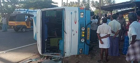 சீலையம்பட்டி தேசிய நெடுஞ்சாலையில்  கவிழ்ந்து விபத்க்குள்ளான தனியார் வேன்.