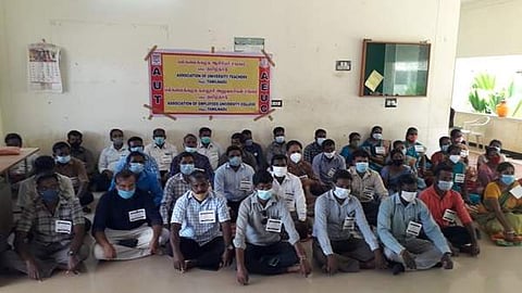 வேதாரண்யம் அரசு கலை மற்றும்  அறிவியல் கல்லூரியில் 3-ஆவது நாளாக இன்றும் உள்ளிருப்புப் போராட்டத்தங் ஈடுபட்டுள்ள கௌரவ விரிவுரையாளர்கள், பணியாளர்கள்.