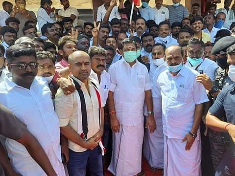 தென்காசி மாவட்ட ஊரக உள்ளாட்சி தேர்தல் பிரச்சாரத்திற்கு செல்லும் வழியில் கோவில்பட்டியில்  எடப்பாடி கே. பழனிச்சாமிக்கு தூத்துக்குடி வடக்கு மற்றும் தெற்கு மாவட்ட அதிமுக சார்பில் வரவேற்பு அளிக்கப்பட்டது.