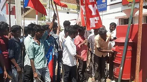 நீட் தேர்விலிருந்து விலக்கு அளிக்க வலியுறுத்தி, திருத்துறைப்பூண்டியில் அனைத்திந்திய மாணவர் இளைஞர் பெருமன்றத்தின் சார்பில் நடைபெற்ற குடியரசுத் தலைவருக்கு தபால் அனுப்பும் போராட்டம்.