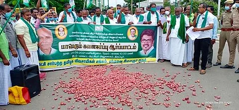 திருப்பூர் மாவட்ட ஆட்சியர் அலுவலகம் முன்பாக வெங்காயத்தை தரையில் கொட்டி நூதன கவன ஈர்ப்பு ஆர்ப்பாட்டத்தில் ஈடுபட்ட கட்சி சார்பற்ற தமிழக விவசாயிகள் சங்கம், ஏர்முனை இளைஞர் அணியினர்.