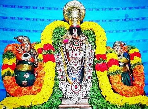 சங்ககிரி அருள்மிகு சென்னகேசவப்பெருமாள் உடனமர் ஸ்ரீதேவி, ஸ்ரீ பூதேவி சுவாமிகளின் உற்ச மூர்த்திகளுக்கு 2வது சனிக்கிழமையொட்டி செய்யப்பட்டிருந்த சிறப்பு அலங்காரம்.