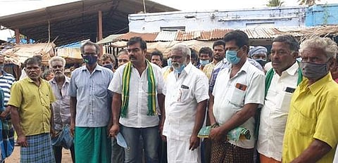 தாராபுரம் காய்கறி மார்க்கெட் பகுதியில் சுங்க வசூல் மறுப்புப் போராட்டத்தில் ஈடுபட்ட விவசாயிகள்.