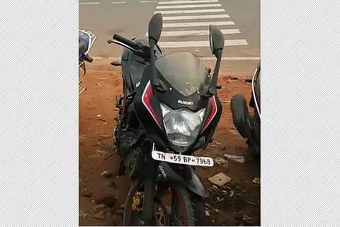 மானாமதுரையில் இரும்புத் தடுப்புகள் மீது மோதி ‌ விபத்துக்குள்ளான வழிப்பறி  திருடர்கள் ஓட்டி வந்த இருசக்கர வாகனம்.