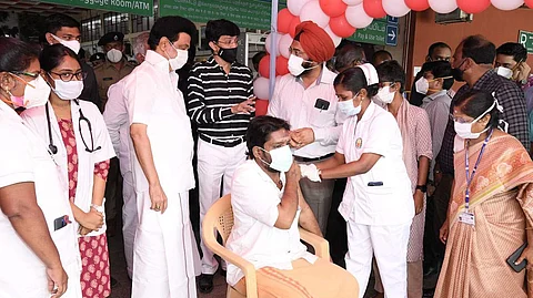 சென்ட்ரல் ரயில் நலையத்தில் கரோனா தடுப்பூசி சிறப்பு முகாமை ஆய்வு செய்த முதல்வர் ஸ்டாலின். தடுப்பூசி செலுத்திக்கொள்ள வந்த பொதுமக்களிடம் தடுப்பூசி செலுத்திக் கொண்டது குறித்தும் கேட்டறிந்தார்.