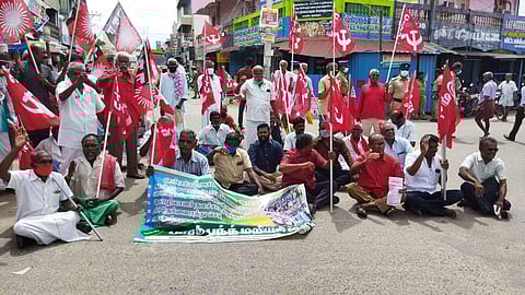 அருப்புக்கோட்டையில் சாலை மறியல் போராட்டத்தில் ஈடுபட்ட அனைத்து தொழிற்சங்கங்கள்.