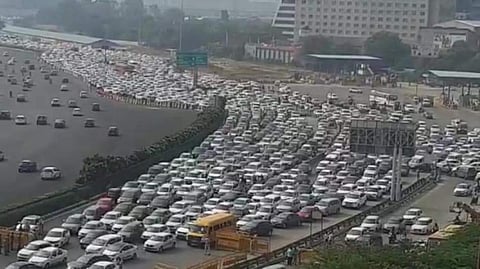 தில்லி எல்லைகளில் போக்குவரத்து முடக்கம்