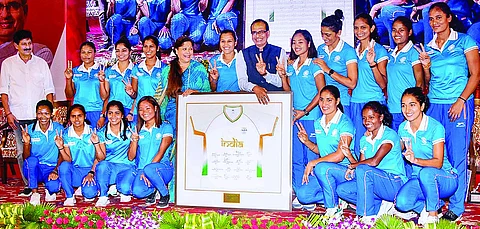 மகளிா் ஹாக்கி அணியினருக்கு தலா ரூ.31 லட்சம் ரொக்கப் பரிசு: மத்திய பிரதேச அரசு கௌரவம்