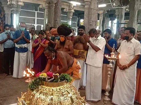 தங்கம் கொண்டு கொடிமரத்திற்கு தகடுகள் பதித்திடும் பூர்வாங்க பூஜையில் தருமபுரம் ஆதீனம் 27 ஆவது குருமகாசந்நிதானம் ஸ்ரீலஸ்ரீ மாசிலாமணி தேசிக ஞானசம்பந்த பரமாச்சாரிய சுவாமிகள்.