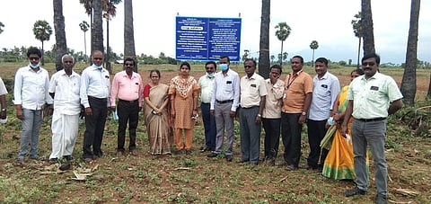 கோயில் நிலம் குறித்த விளம்பர பலகை வைக்கும் நிகழ்ச்சியில் பங்கேற்ற இந்து சமய அறநிலையத்துறை அதிகாரிகள்.