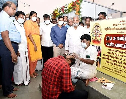 திருத்தணி முருகன் கோயிலில் பக்தர்கள் கட்டணமில்லா முடி காணிக்கை செலுத்து திட்டத்தை தொடங்கி வைத்த தமிழக இந்து அறநிலையத்துறை அமைச்சர் பி.கே.சேகர்பாபு.