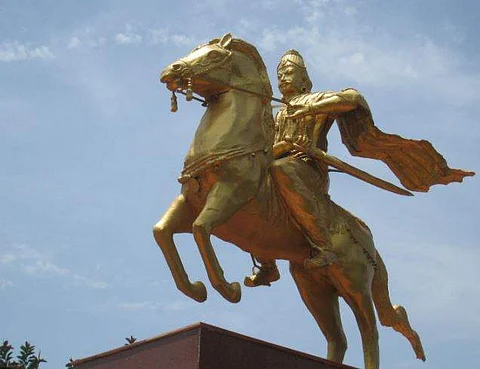 தஞ்சாவூரில் உள்ள ராஜராஜ சோழனின் சிலை