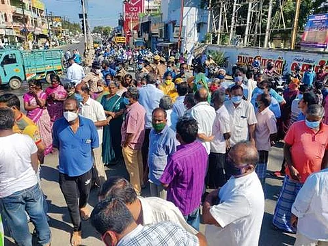திருப்பூர் குமார் நகரில் சாலை மறியலில் வியாழக்கிழமை ஈடுபட்ட பொதுமக்கள்.