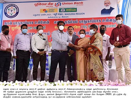 சின்னமநாயக்கன்பட்டியில் சனிக்கிழமை நடைபெற்ற விழாவில் பயனாளிக்கு காப்பீட்டுத் தொகைக்கான காசோலையை வழங்கிய ஆட்சியா் எஸ்.அனீஷ்சேகா்.