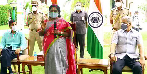 புதுவை ஆளுநா் மாளிகையில் சனிக்கிழமை நடைபெற்ற கரோனா மேலாண்மை சீராய்வுக் கூட்டத்தில் பேசிய துணைநிலை ஆளுநா் (பொ) தமிழிசை செளந்தரராஜன்.