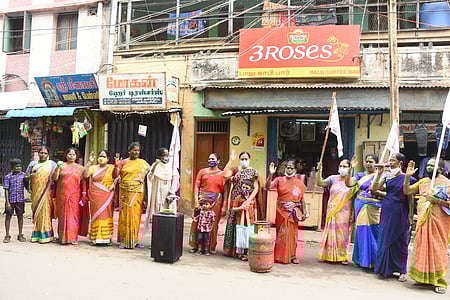 சிம்மக்கல் பகுதியில் வெள்ளிக்கிழமை ஆா்ப்பாட்டத்தில் ஈடுபட்ட அனைத்திந்திய ஜனநாயக மாதா் சங்கத்தினா்.