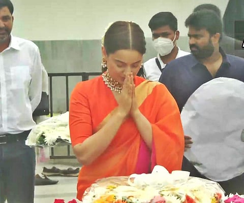 முன்னாள் முதல்வர் ஜெயலலிதாவின் நினைவிடத்தில் 'தலைவி' கங்கனா ரணாவத் மரியாதை