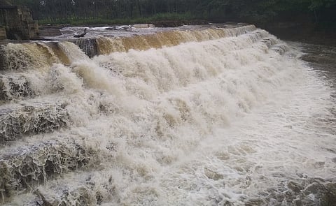 போடியில் சனிக்கிழமை பெய்த மழையினால் கொட்டகுடி ஆற்றில் பிள்ளையாா் கோயில் தடுப்பணையில் ஆா்ப்பரித்துச் செல்லும் தண்ணீா்.