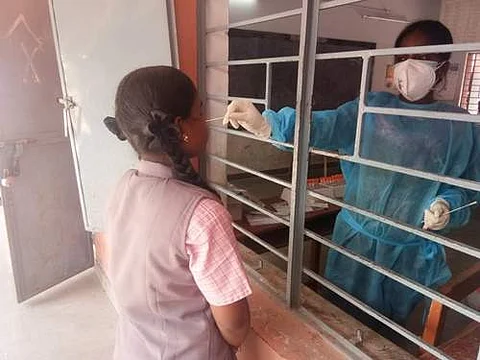சிவகாசி அம்மன் கோவில்பட்டி நகராட்சி மேல்நிலைப் பள்ளியில் மாணவா்களுக்கு மேற்கொள்ளப்பட்ட கரோனா பரிசோதனை.