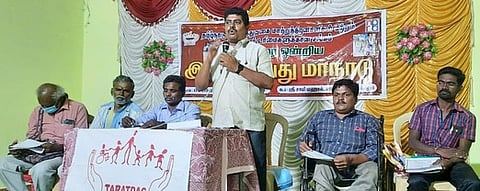 அய்யலூரில் நடைபெற்ற மாநாட்டில் பேசுகிறாா் தமிழ்நாடு அனைத்துவகை மாற்றுத்திறனாளிகள் மற்றும் பாதுகாப்போா் உரிமைகளுக்கான சங்கத்தின் மாவட்டச் செயலா் பகத்சிங்.