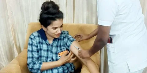 அரசு மருத்துவமனையில் தடுப்பூசி செலுத்திக்கொண்ட நடிகை