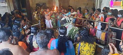 கோயிலில் நடைபெற்ற பிரதோஷ சிறப்பு பூஜையில் பங்கேற்ற பக்தா்கள்.