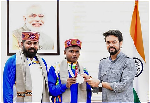 பாராலிம்பிக்கில் பதக்கம் பெற்ற மாரியப்பனுக்கு மத்திய அமைச்சா் அனுராக் தாக்குா் பாராட்டு