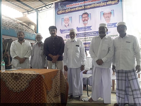 பொதக்குடி பெரியப்பள்ளி வாயில் புதிய நிா்வாகிகளுடன் தமிழக அரசின் சென்னை உயா்நீதிமன்ற தலைமை வழக்குரைஞா் ஹசன் முஹம்மது ஜின்னா.