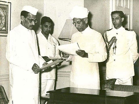 பிரதமராக நியமிக்கப்பட்டுள்ள குல்சாரிலால் நந்தாவுக்கு குடியரசுத் தலைவர் டாக்டர் எஸ் ராதாகிருஷ்ணன் பதவிப் பிரமாணமும் ரகசிய காப்பு பிரமாணமும் செய்து வைத்தார்.