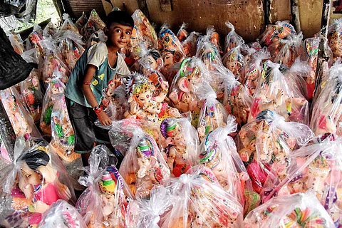 ஒரு அடி முதல் பல அடி வரையிலான களிமண் மற்றும் காகிதக்கூழ் உள்ளிட்டவற்றைக் கொண்டு தயரிக்கப்பட்ட விநாயகர் சிலைகள் விற்பனைக்கு வந்துள்ளன.