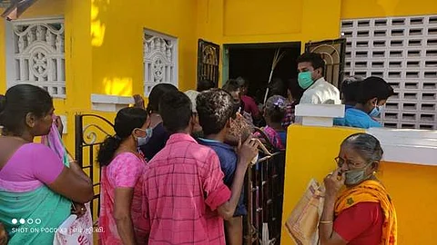 சீர்காழியில் வீட்டிற்குள் வைத்து வழங்கப்பட்ட பொங்கல் பரிசு தொகுப்பை வாங்க கூடிய மக்கள்.