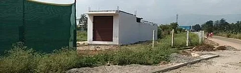 கம்பம் ஆங்கூர் பாளையம் சாலையில் மேல்நிலைப் பள்ளி அருகே அமைக்கப்பட்டு வரும் டாஸ்மாக் கடை.